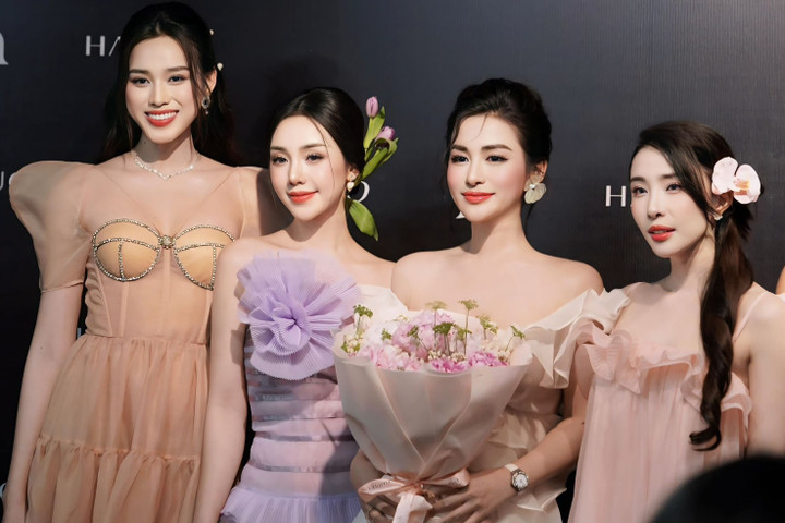 Hoa hậu Đỗ Thị Hà khoe nhan sắc bên cạnh NTK Hà Trịnh diễn viên Quỳnh Kool, diễn viên Quỳnh Nga.