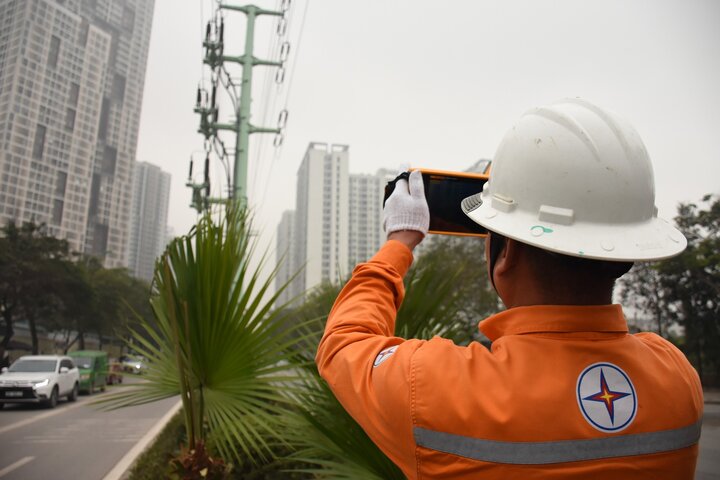 EVNHANOI tăng cường công tác kiểm tra hành lang lưới điện.