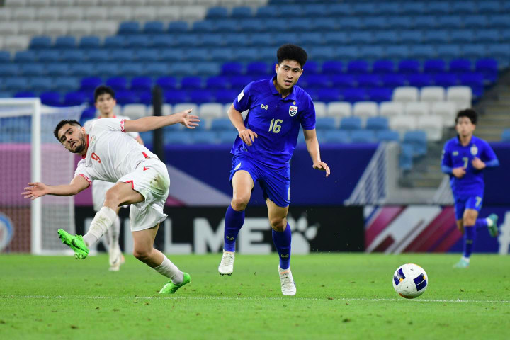 U23 Thái Lan (áo xanh) không vượt qua vòng bảng giải U23 châu Á 2024.