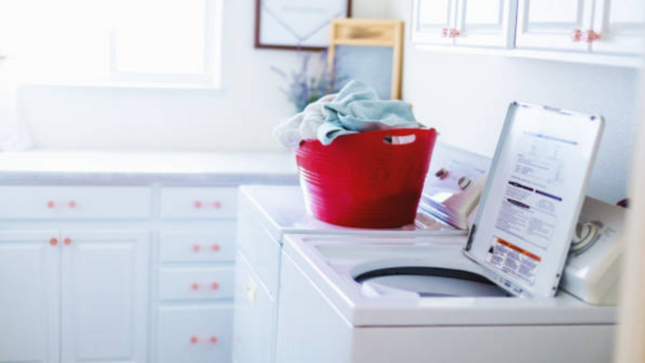 Có nên đóng nắp máy giặt khi giặt xong? Câu trả lời là nên mở cho đến khi máy khô hẳn. (Ảnh: Istock)