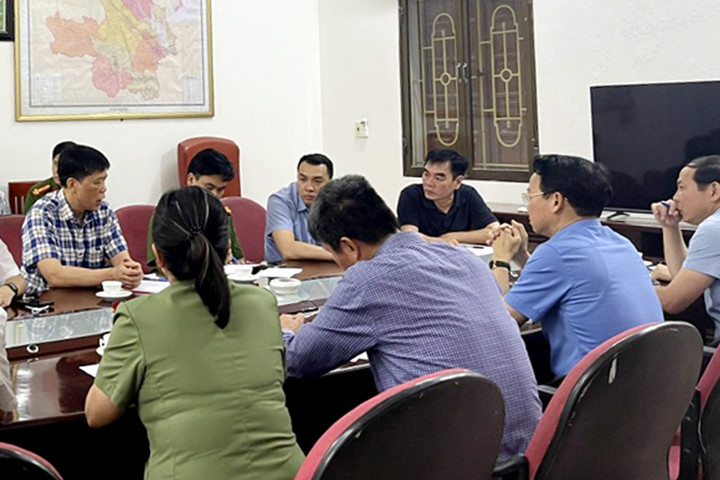 Bí thư Tỉnh ủy Đỗ Đức Duy cùng các cơ quan chức năng của tỉnh trực tiếp kiểm tra hiện trường, họp bàn và chỉ đạo các biện pháp để xử lý, giải quyết hậu quả vụ tai nạn. (Ảnh: Báo Yên Bái)