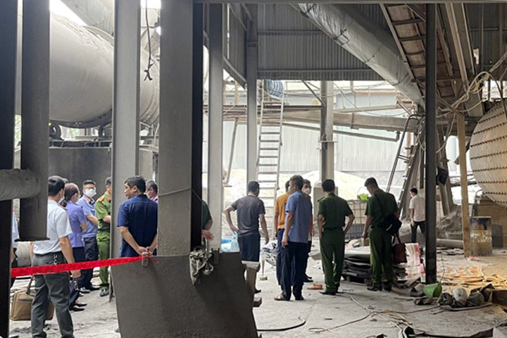 Lực lượng Công an tỉnh, Viện Kiểm sát nhân dân tỉnh làm việc tại hiện trường vụ tai nạn. (Ảnh: Báo Yên Bái)