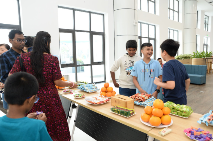 Các bạn nhỏ tìm hiểu về văn hóa Ấn Độ.