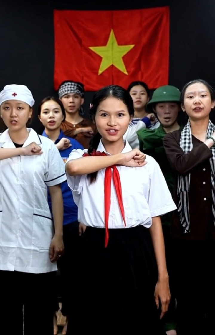 Các bạn trẻ thể hiện tinh thần yêu nước qua trào lưu "Khát vọng tuổi trẻ". (Ảnh: Đinh Phát Makeup)