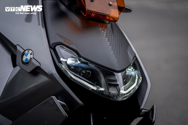 Hệ thống đèn chiếu sáng tự động full-LED của BMW CE04 có thiết kế khá nam tính.