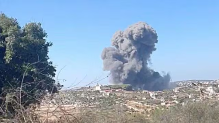 Khói bốc lên sau một cuộc tấn công của Hezbollah vào Israel, nhìn từ thành phố Rmaych, Lebanon, vào tháng 11/2023. (Ảnh Reuters)