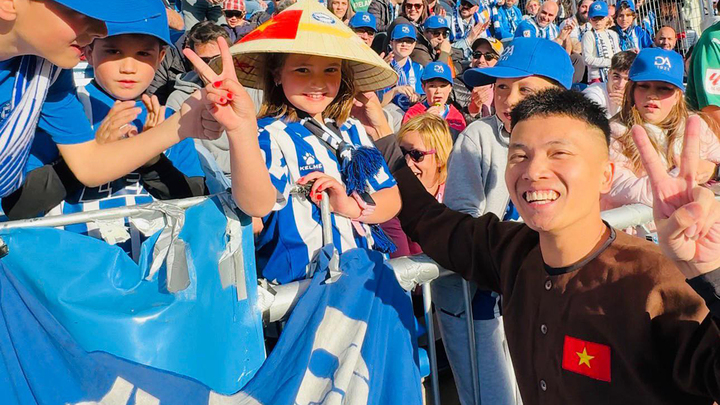 Đỗ Kim Phúc tặng quà cho cổ động viên CLB Alaves.
