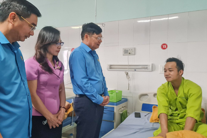 Đoàn công tác của Tổng LĐLĐVN động viên, thăm hỏi, trao hỗ trợ cho các công nhân bị thương. (Ảnh: Đ.X.)