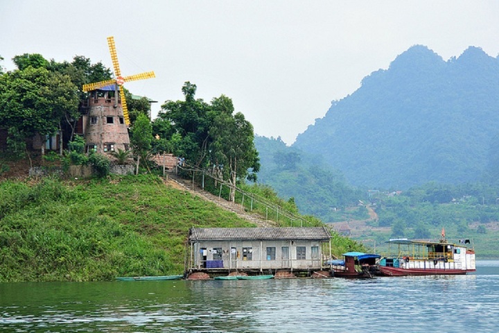Khám phá Thung Nai - “Vịnh Hạ Long” trên cạn.