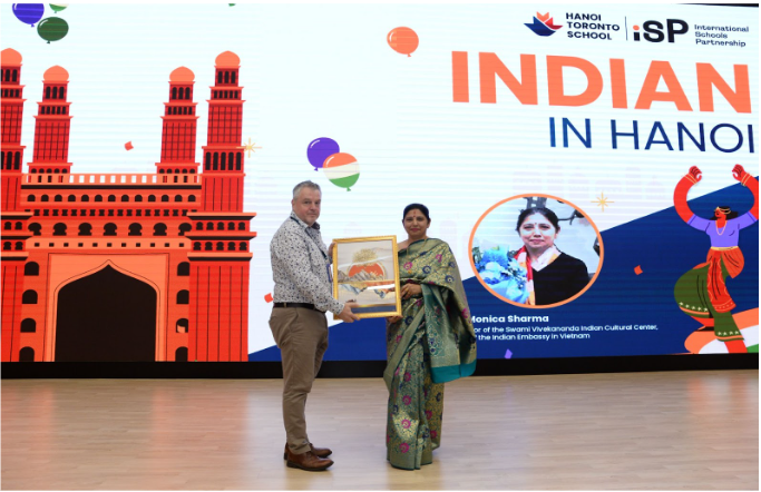 Tiến sĩ Monica Sharma và thầy Lee Chalkly, Hiệu trưởng điều hành trường Hà Nội Toronto.