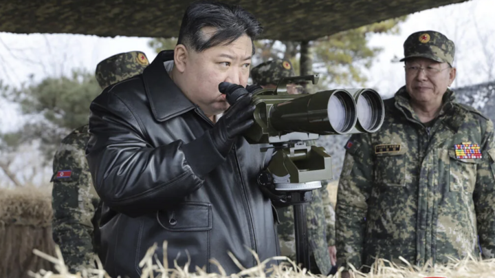 Nhà lãnh đạo Triều Tiên Kim Jong-Un giám sát cuộc tập trận bắn pháo binh ở Triều Tiên hôm 7/3/2024. (Ảnh: KCNA)
