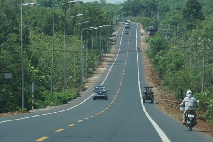 Vạch trắng nét liền. (Ảnh minh họa: anycar).