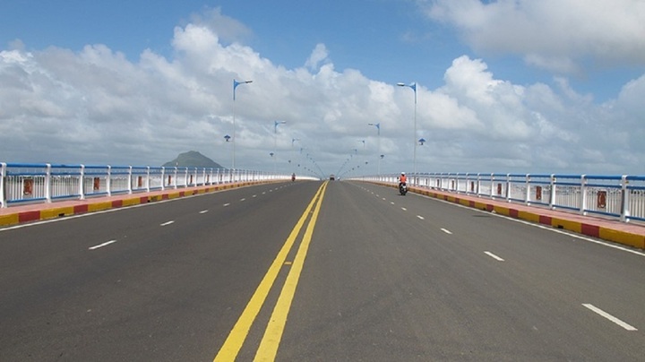 Vạch vàng nét liền đôi. (Ảnh minh hoạ: anycar).