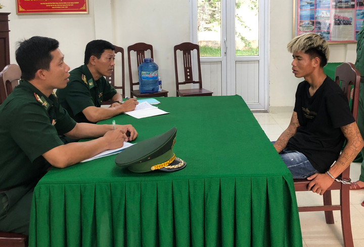 Cán bộ Bộ đội Biên phòng Quảng Trị lấy lời khai đối với Hồ Văn Vin. (Ảnh: BPCC)