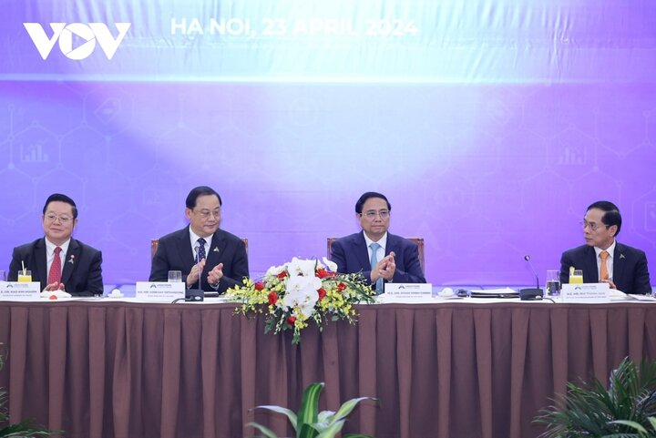 Thủ tướng Phạm Minh Chính và Thủ tướng Lào Sonexay Siphandone, nước Chủ tịch ASEAN 2024 đồng chủ trì tọa đàm.