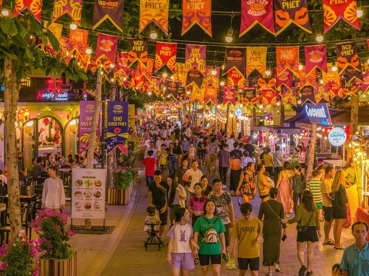 Chợ đêm Vui Phết - Tụ điểm ăn chơi sôi động bậc nhất Phú Quốc hiện nay.