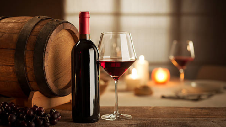 Khi uống rượu vang đỏ, tại sao không nên rót đầy ly? (Ảnh: istock)