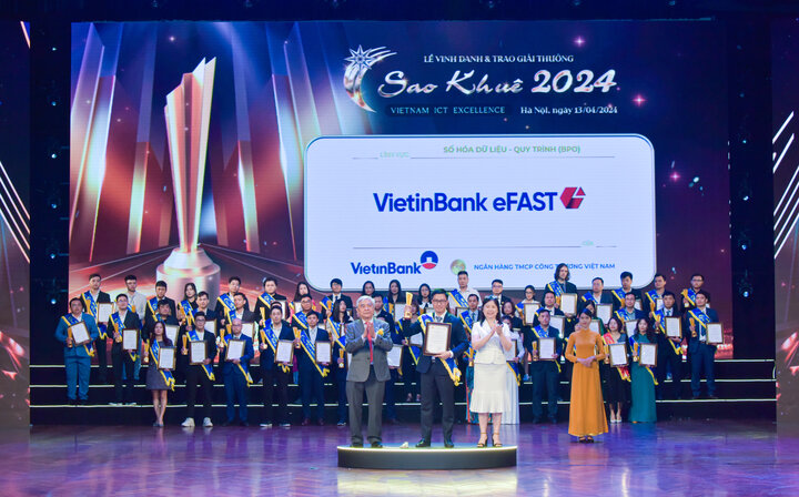 Ông Trần Hoài Nam - Phó Giám đốc Khối KHDN VietinBank nhận Giải thưởng Sao Khuê cho Sản phẩm Giải ngân & Bảo lãnh online dành cho doanh nghiệp trên nền tảng VietinBank eFAST.