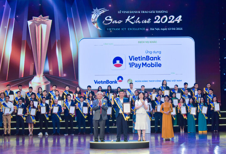 Ông Lê Anh Tuấn - Phó Phòng Ngân hàng số, Khối Bán lẻ VietinBank nhận Giải thưởng Sao Khuê cho Ứng dụng Ngân hàng số VietinBank iPay Mobile.