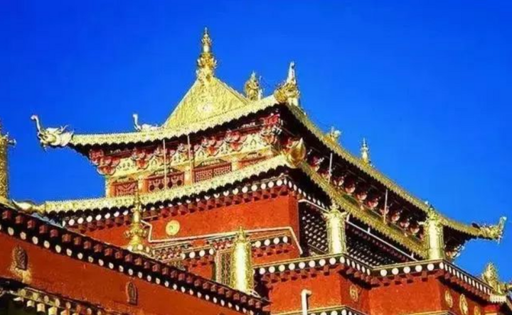 Phần mái của cung điện Potala luôn lấp lánh ánh hoàng kim, đây không phải hiệu ứng màu sơn mà được làm tất cả bằng vàng thật. Hơn nữa, cung điện Potala cũng có 3 bảo tháp cùng rất nhiều tượng Phật làm bằng vàng nguyên khối.