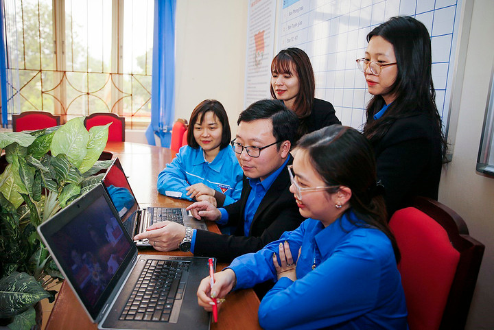 Trên môi trường internet, đặc biệt là trên mạng xã hội, mỗi tài khoản của công dân Việt Nam, đặc biệt là cán bộ và đảng viên, đóng vai trò quan trọng trong thế trận quốc phòng trên không gian mạng. (Ảnh: Tạp chí Cộng sản)