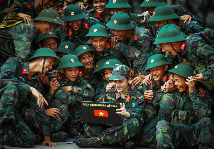 Để xây dựng "thế trận lòng dân" trên không gian mạng, mỗi người dân phải là chủ thể và có trách nhiệm tham gia, trong đó quân đội đóng vai trò nòng cốt. (Ảnh: Hà Quốc Thái)