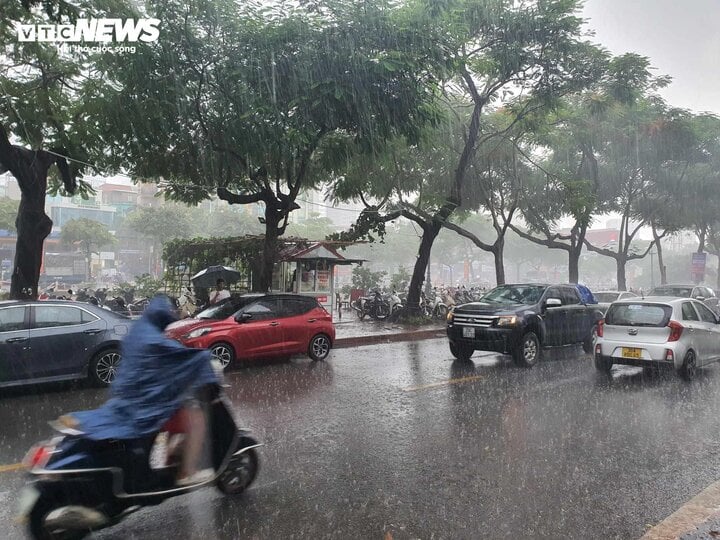 Cảnh báo dông, lốc, mưa đá, mưa lớn cục bộ ở nội thành Hà Nội sáng 24/4. (Ảnh: Hải Luân)