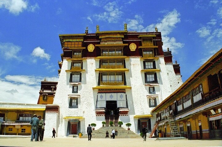 Leo lên Cung điện Potala, du khách không chỉ có thể nhìn bao quát toàn bộ thành phố Lhasa mà còn cảm nhận được ý nghĩa tôn giáo sâu sắc và lịch sử văn hóa lâu đời.