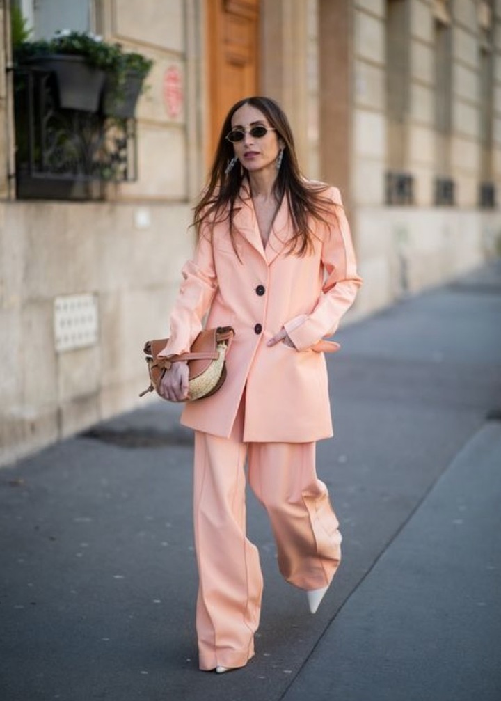 Một set đồ áo blazer cùng quần ống rộng màu cam đào, phối với áo trắng hoàn toàn phù hợp tại chốn văn phòng.