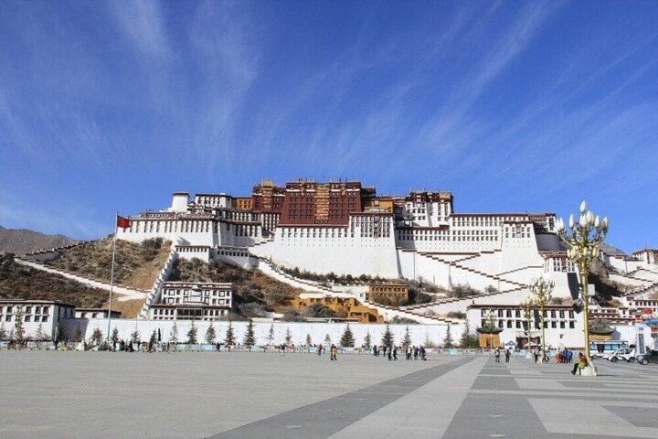 Cung điện Potala tọa lạc trên đỉnh Hồng Đồi hướng ra thung lũng Lhasa, thuộc khu tự trị Tây Tạng (phía Tây Trung Quốc). Nằm ở độ cao 3.700 m so với mực nước biển, đây được xem là cung điện cao nhất thế giới.