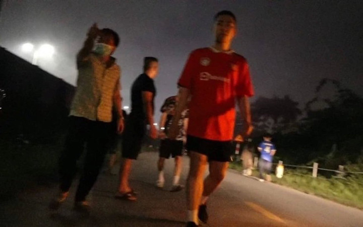 Nhóm người hành hung phóng viên.