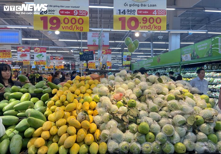 Theo khảo sát của PV VTC News, trước kỳ nghỉ lễ, hàng hóa đã được chất đầy ắp tại các kệ hàng trong siêu thị BigC Thăng Long (Cầu Giấy, Hà Nội).