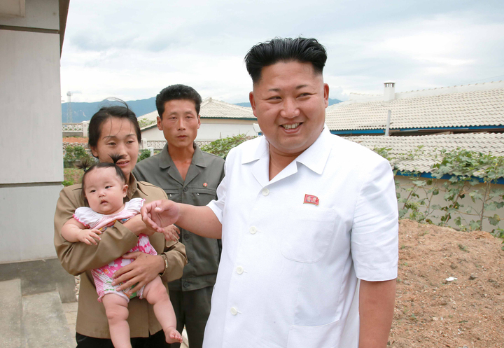 Ông Kim Jong-un chúc mừng gia đình một cặp vợ chồng giải ngũ dọn vào nhà mới tại Trang trại Hoa quả Kosan.