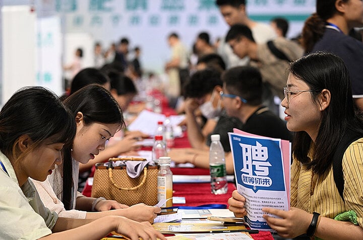 Nhiều sinh viên tốt nghiệp Trung Quốc đang tìm việc làm ở các thành phố nhỏ hơn. (Ảnh: Yicai)