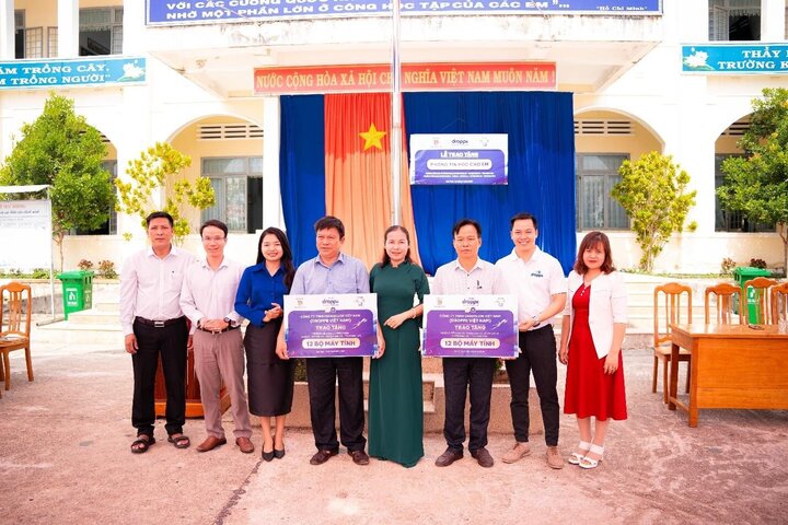 Ông Trần Thiên Ấn - CEO Droppii trao 2 phòng tin học cho 2 điểm trường ở Kon Tum.