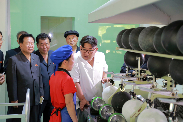 Nhà lãnh đạo Triều Tiên Kim Jong-un thị sát Nhà máy sản xuất Thiết bị Thể thao Bình Nhưỡng.