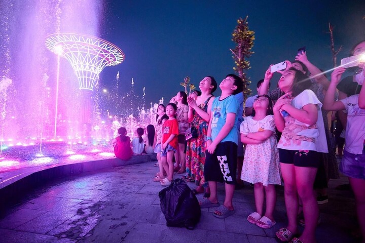 Show trình diễn nhạc nước tại Sầm Sơn thu hút du khách.