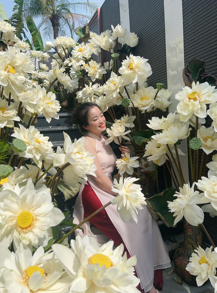 Chị Liên tạo dáng bên đầm sen cạn tại nhà.