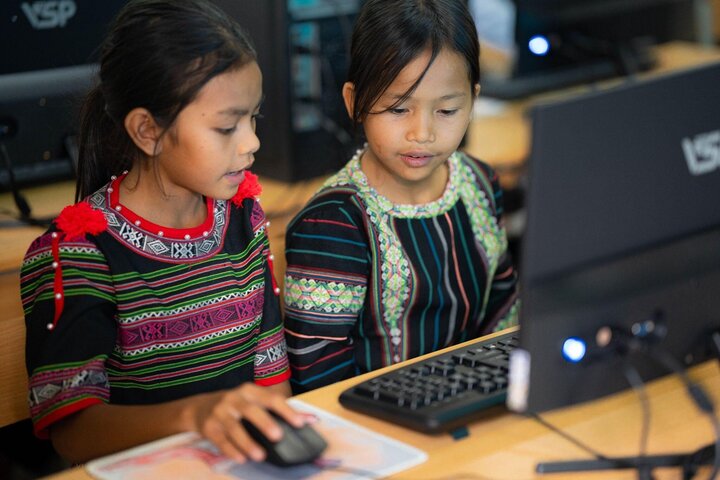 Các em học sinh đã bày tỏ niềm phấn khởi khi được trang bị máy tính để thực hành. Các giáo viên cũng hy vọng rằng sự xuất hiện của máy tính mới sẽ giúp làm giảm khoảng cách về tin học giữa học sinh ở vùng cao và học sinh trên toàn quốc.