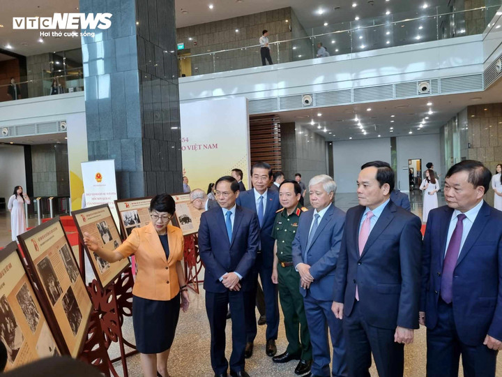 Các đại biểu tham quan triển lãm tranh tại lễ kỷ niệm.