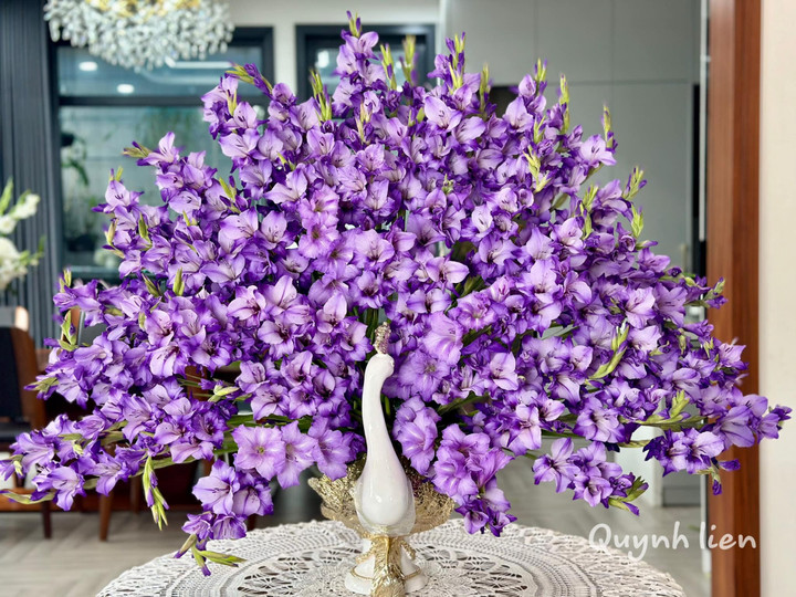 Chị Liên luôn đi đầu chơi những loại hoa mới, đây là bình hoa dơn tím Huế.