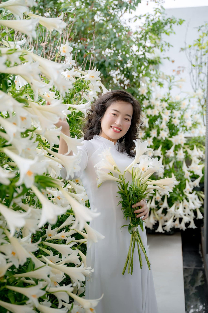 Chị Quỳnh Liên giữa không gian sống ngập tràn loa kèn.