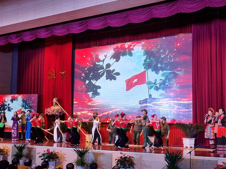 Trình diễn văn nghệ tại lễ kỷ niệm.