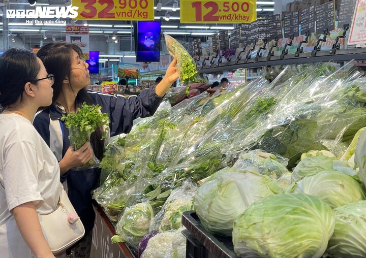 Nhiều bà nội trợ bày tỏ sự hào hứng khi nhiều sản phẩm rau xanh có giá rẻ bất ngờ.