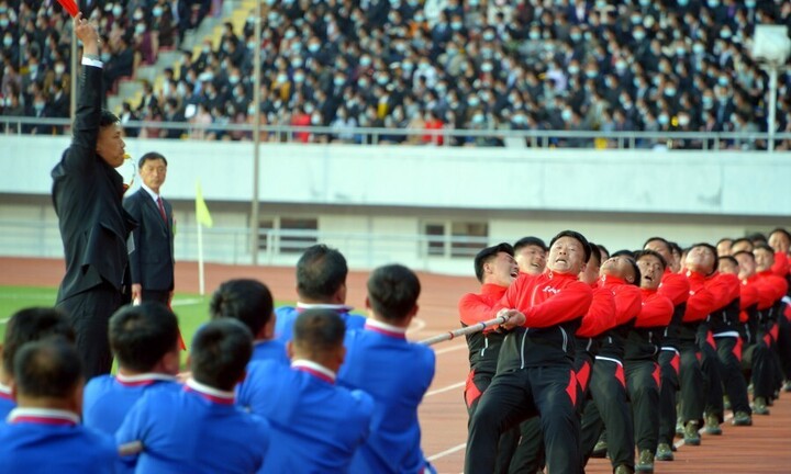 Bên cạnh các buổi biểu diễn nghệ thuật, Triều Tiên còn tổ chức giải thể thao dành cho người lao động vào ngày 1/5.