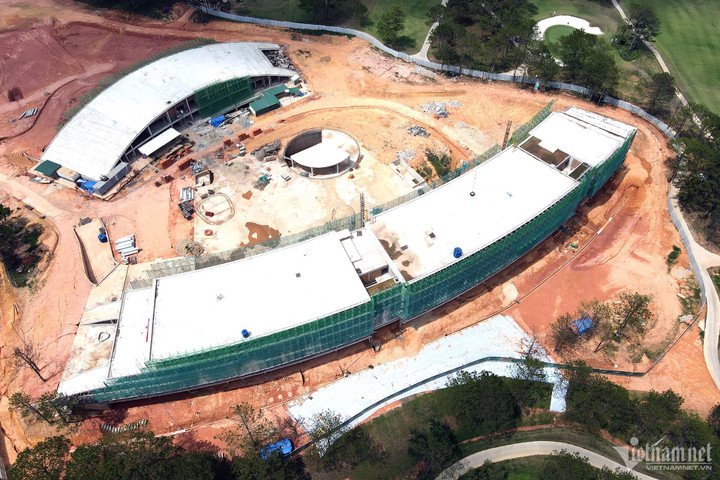 Bên trong công trình dừng thi công. (Ảnh: Vietnamnet)