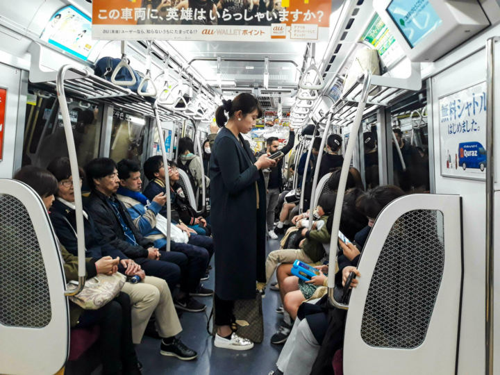 Người dân trên một chuyến tàu điện ngầm ở Osaka, Nhật Bản. Được biết, trong năm tài chính 2022, mỗi ngày các tuyến điện ngầm ở Osaka phục vụ gần 2,8 triệu lượt hành khách. (Ảnh: Vecteezy)