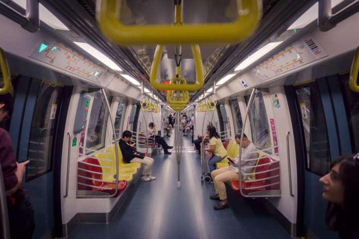 Cảnh tượng trên một chuyến MRT ở Singapore. Đảo quốc sư tử tự hào có một trong những hệ thống giao thông công cộng tốt nhất thế giới. (Ảnh: Singapore Malls)