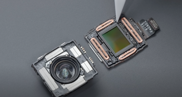 Cụm dịch chuyển cảm biến chống rung trên Huawei Pura 70.