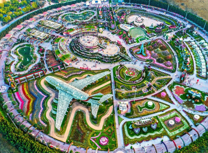 Nếu đến Dubai, bạn sẽ thấy điều này hoàn toàn khả thi. Khu vườn thần kỳ của Dubai có tấm thảm hoa lớn nhất thế giới. Hơn 150 triệu bông hoa bao phủ diện tích 72.000 mét vuông, với nhiều tác phẩm điêu khắc và một chiếc máy bay.